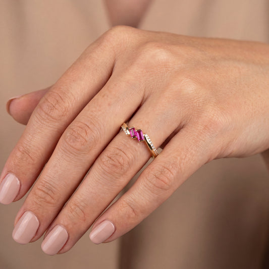 Pembe Baget Taşlı Geometrik Altın Yüzük