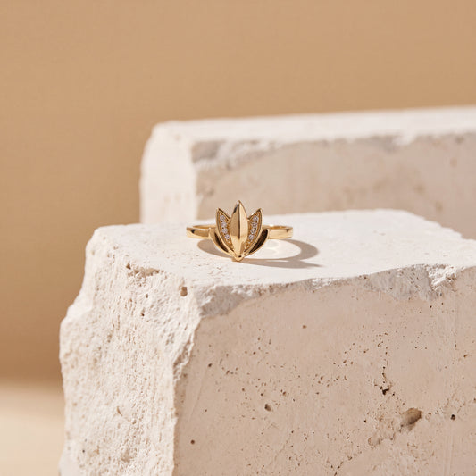Taşlı Lotus Çiçeği Motifli Altın Yüzük