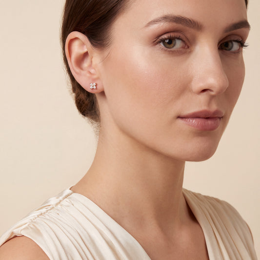 Çiçek Motifli Mini Stud Altın Küpe