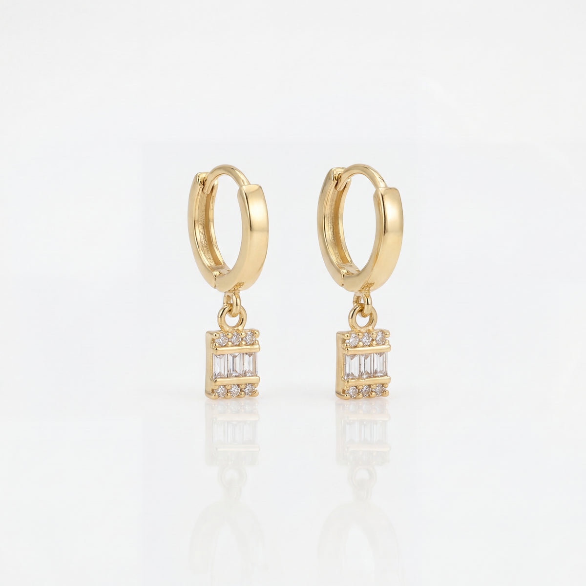 Baget Taşlı Kare Charm Altın Küpe