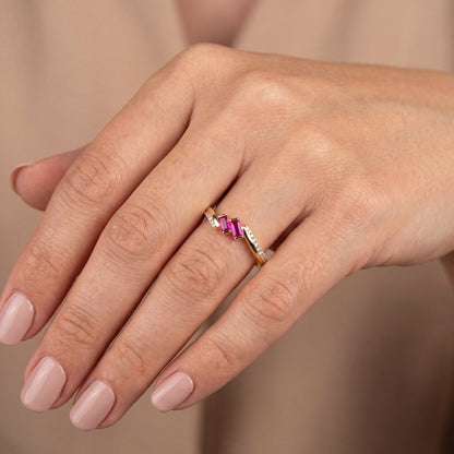 Pembe Baget Taşlı Geometrik Altın Yüzük