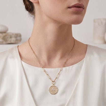 Üçgen Motifli Dokulu Madalyon Kolye