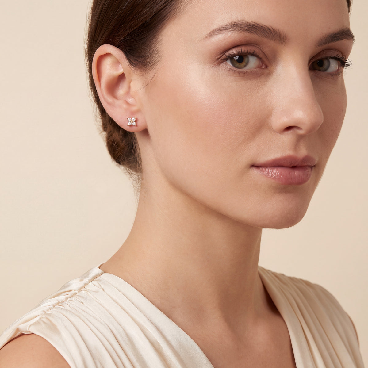 Çiçek Motifli Mini Stud Altın Küpe